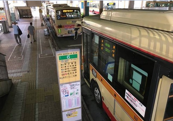 藤沢駅バス乗り場の風景
